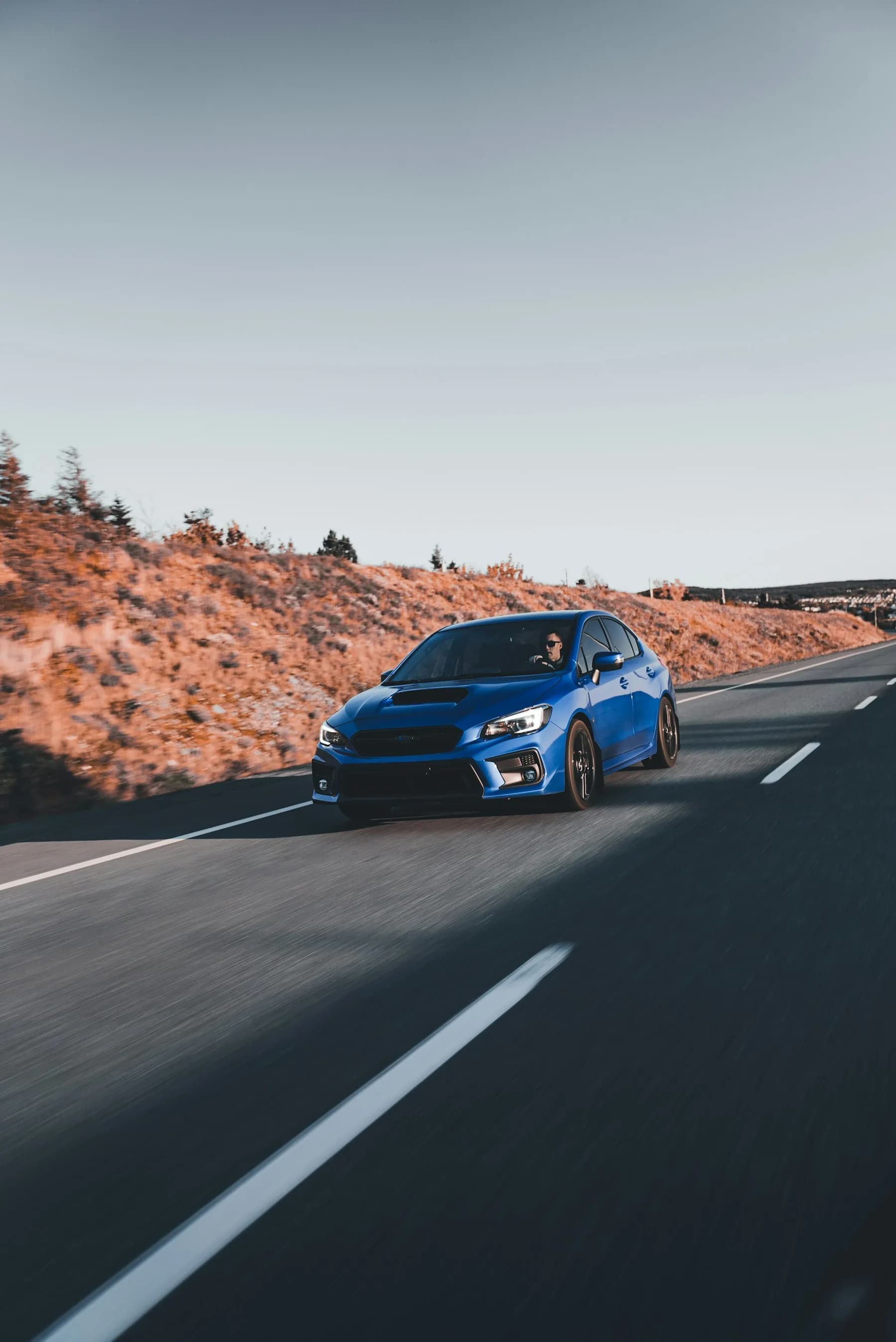 Automóvel em movimento em uma estrada